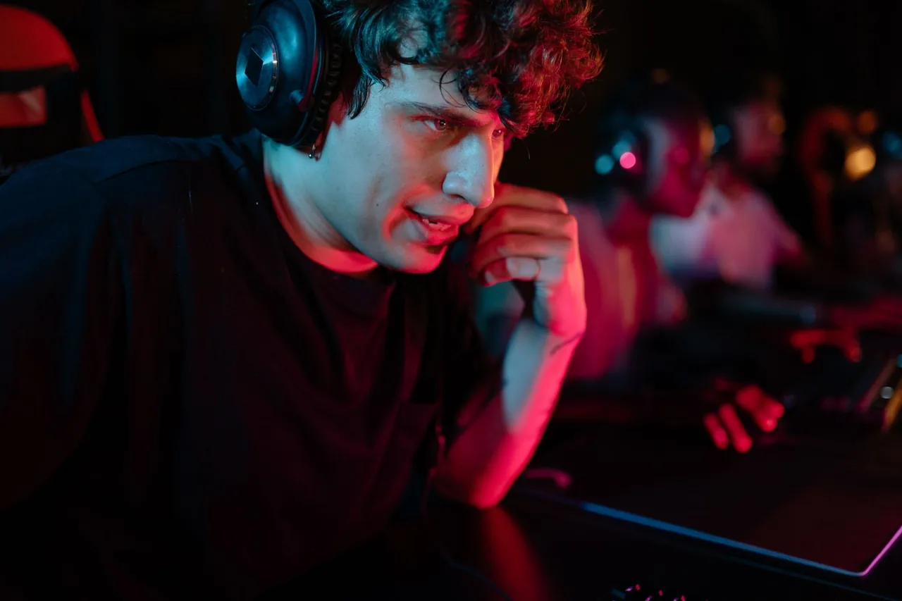Focused gamer in a headset, do you react faster to sound or sight tested in the browser