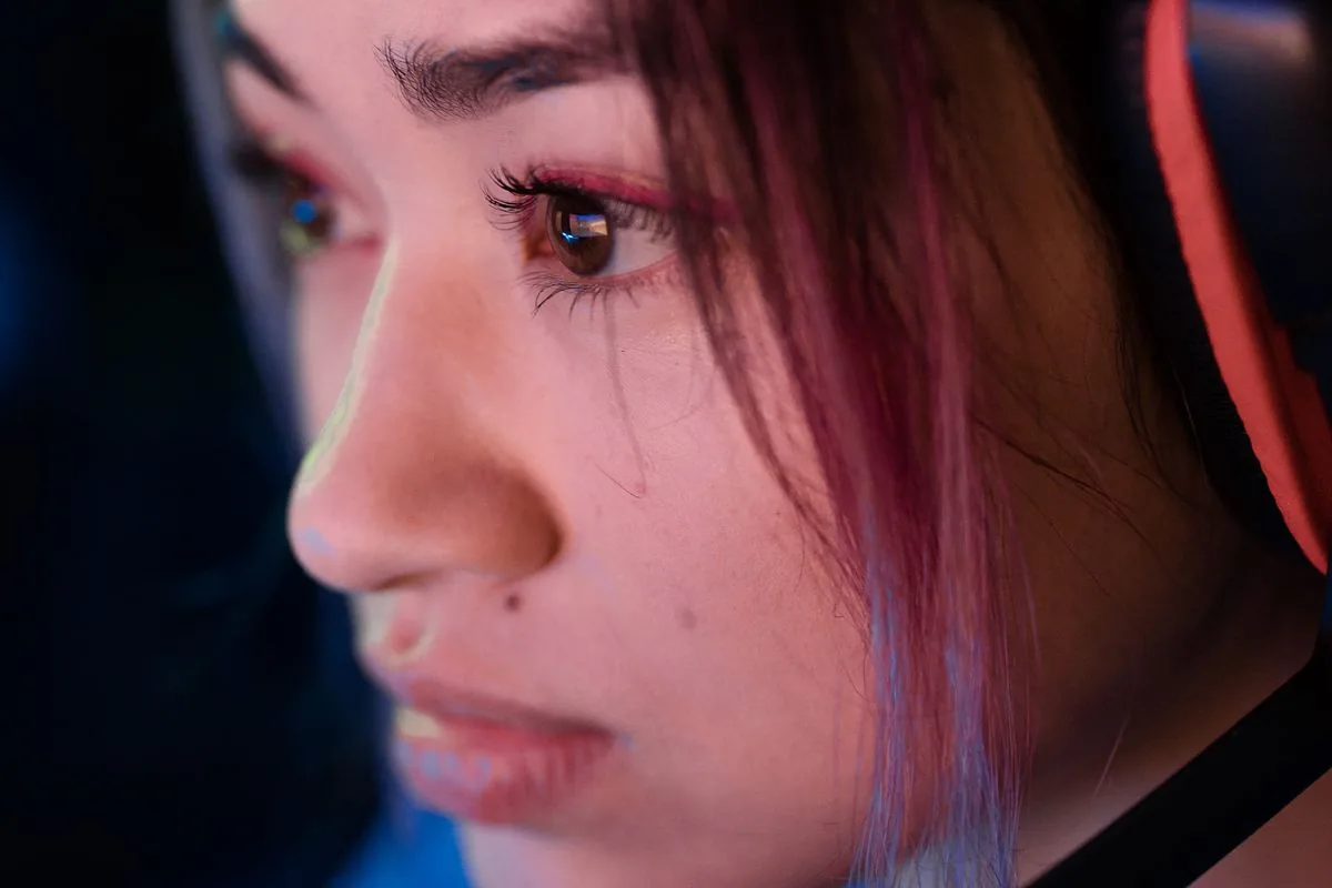 Player mid-session at a gaming PC, the moment a visual reaction time test measures the click after a color change