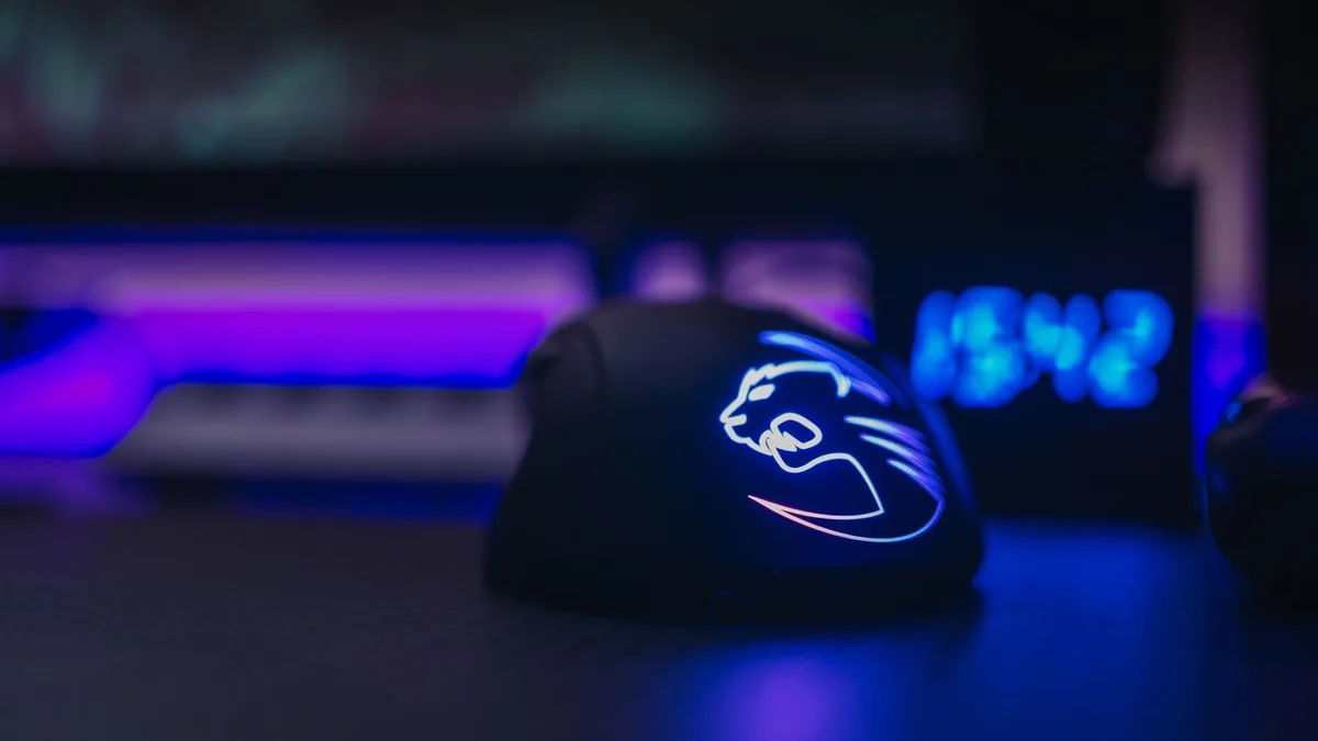 Player at a gaming desk steadying their aim, where butterfly clicking has the control edge