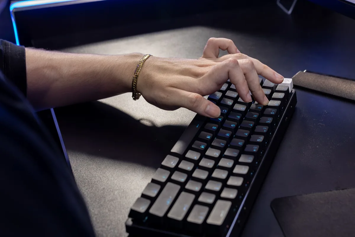 إصبع يضغط مفتاحا مضيئا أثناء فحص إعدادات تأخير التكرار