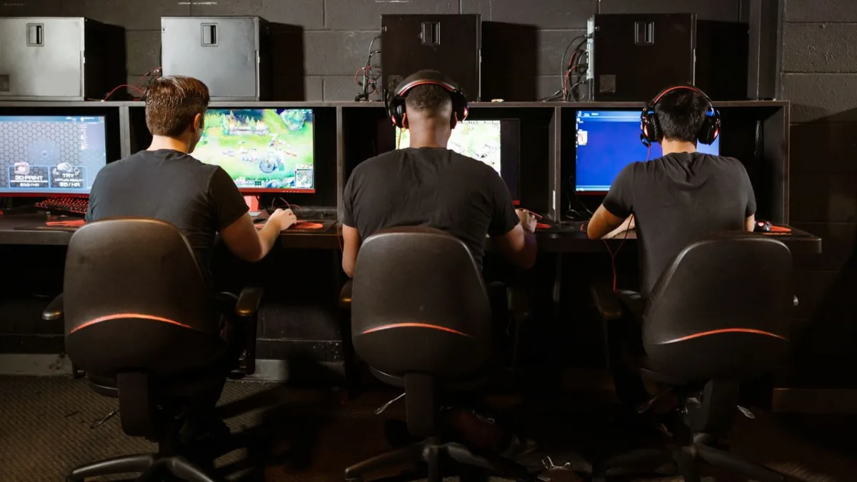 Spieler an einem LAN-Setup, die in Wettkampfmatches schnell auf Tastaturen tippen
