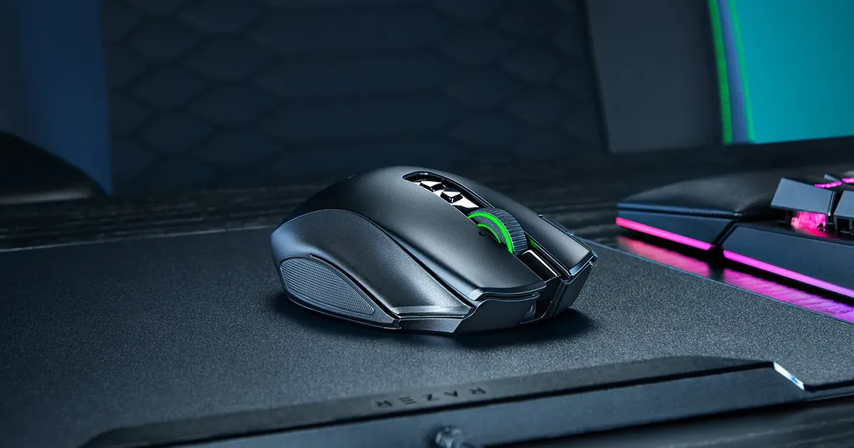 Razer Naga V3 Pro على بساط ماوس بجانب لوحة مفاتيح ألعاب أثناء إعداد الاختبار
