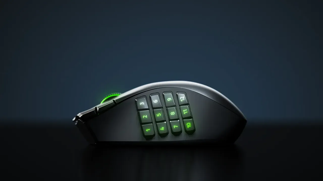 منظر جانبي لـRazer Naga V3 Pro مع إضاءة أزرار الإبهام الاثني عشر المرقمة