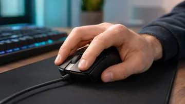 Gamer hand pressing the right mouse button during a right click CPS test