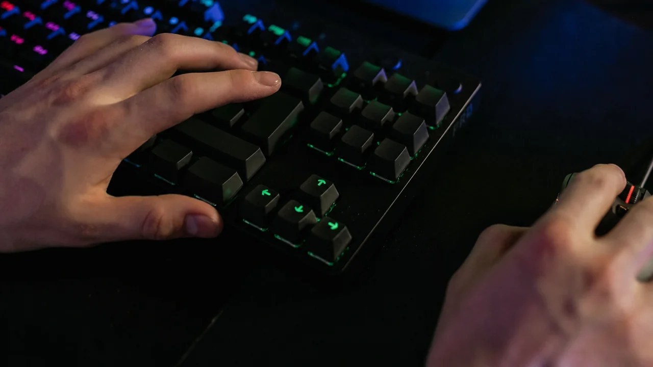 FPS player using a mouse and keyboard while comparing TTK and DPS