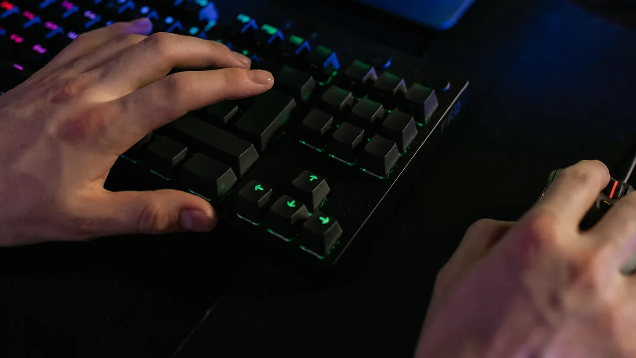 FPS player using a mouse and keyboard while comparing TTK and DPS