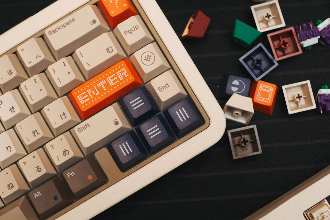 Mechanical keyboard build with custom keycaps and loose switches