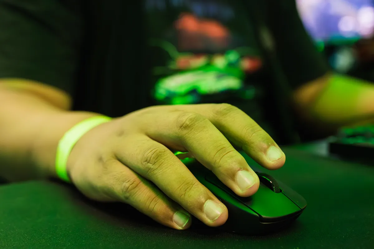 Gamer hand on a wireless gaming mouse running a mouse accuracy test to measure ms per target
