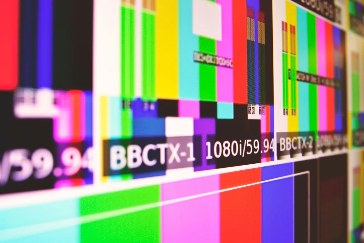 Batang warna uji di layar untuk mendeteksi chroma subsampling dan teks warna buram akibat bandwidth kabel
