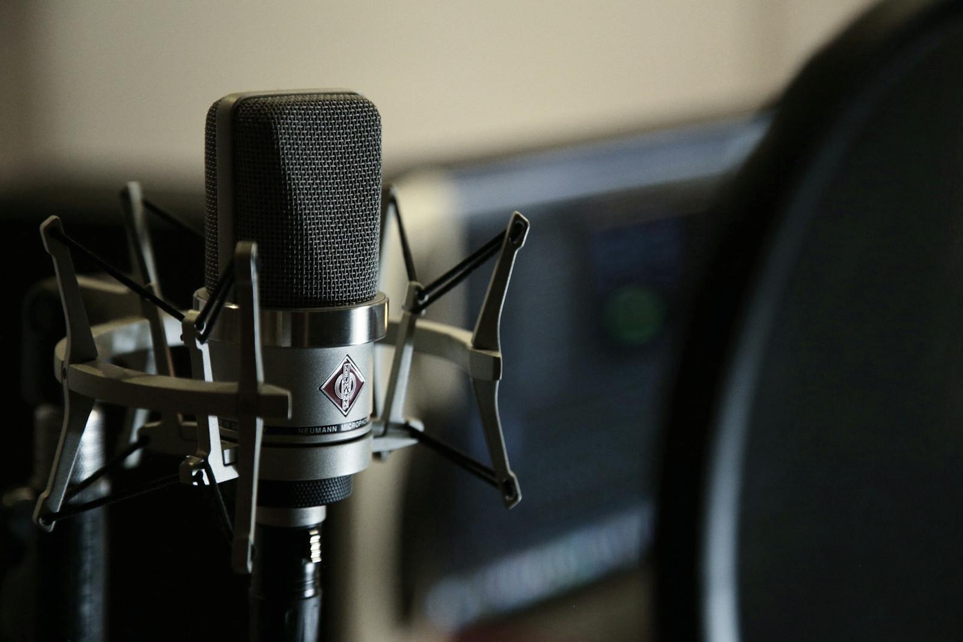 Person checking microphone input online with a live waveform and audio level meter